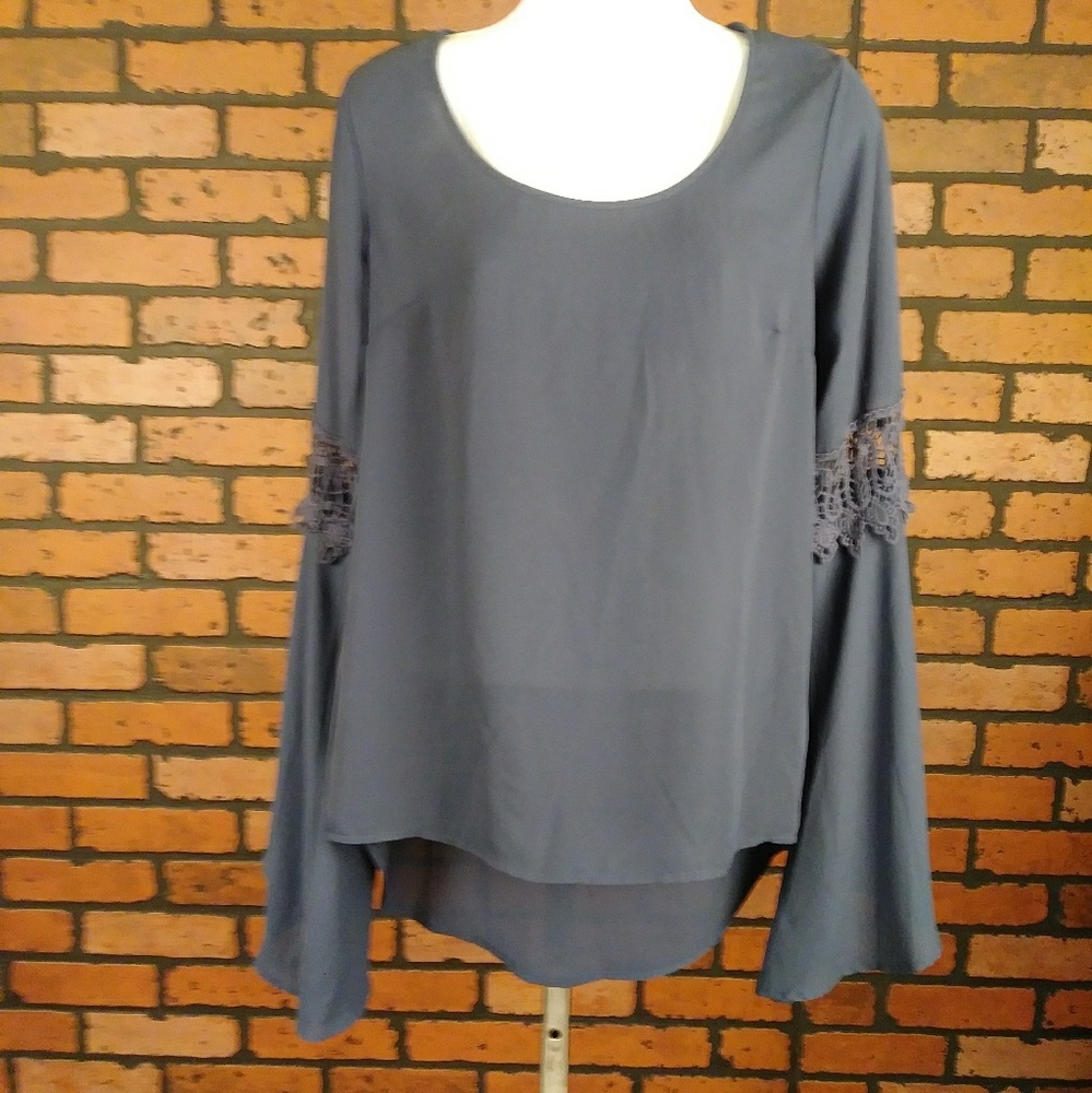 Rue 21 bell bottom sleeve top